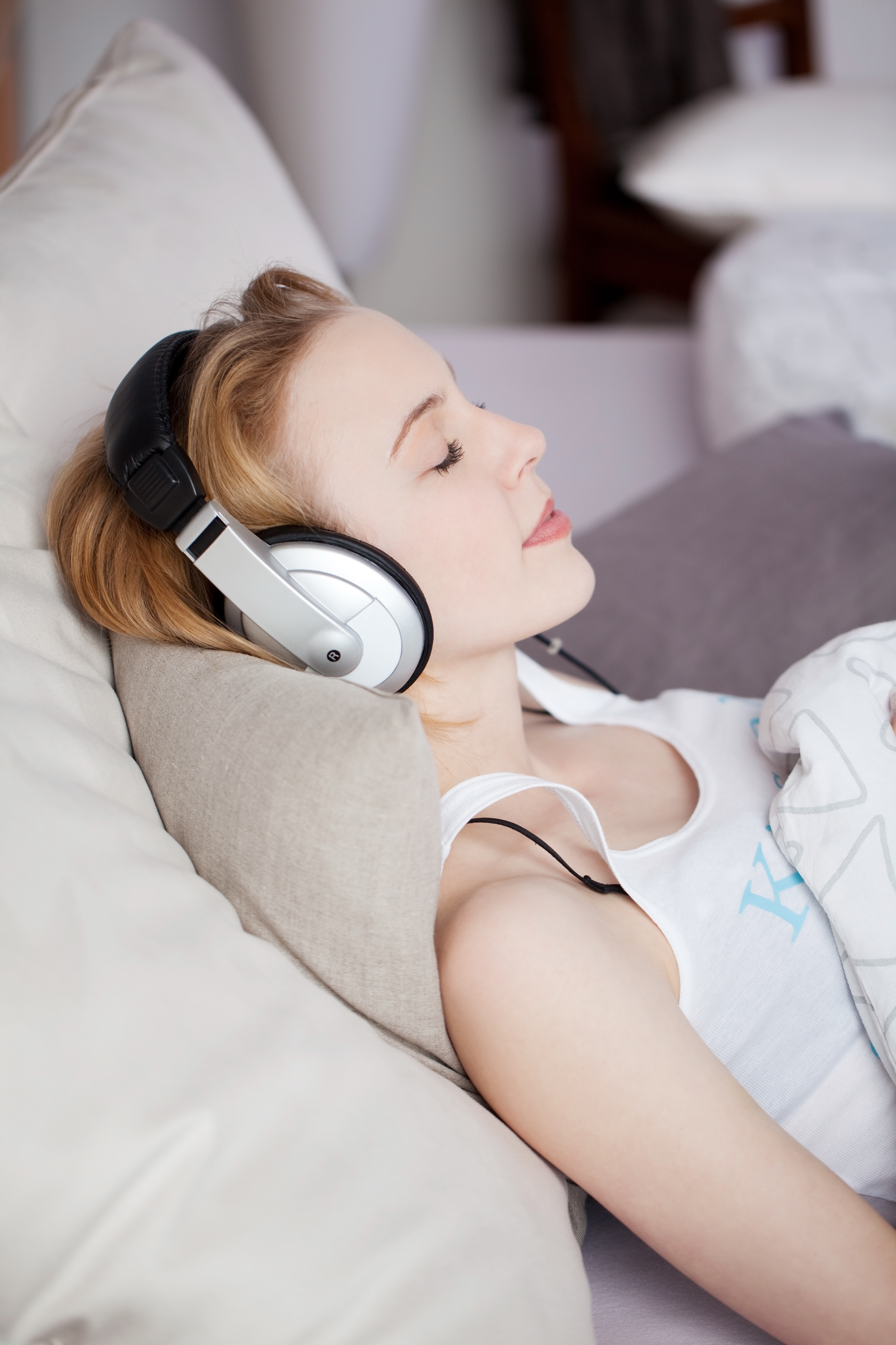 Femme apaisée écoutant les audios de Réalignement Neurofertile